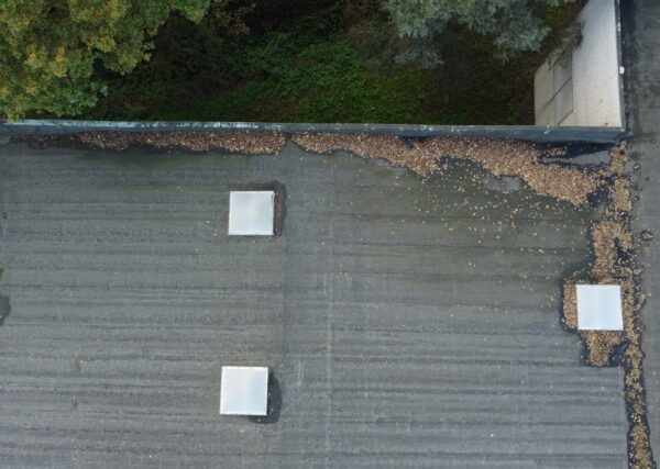 Dach płaski w trakcie konserwacji